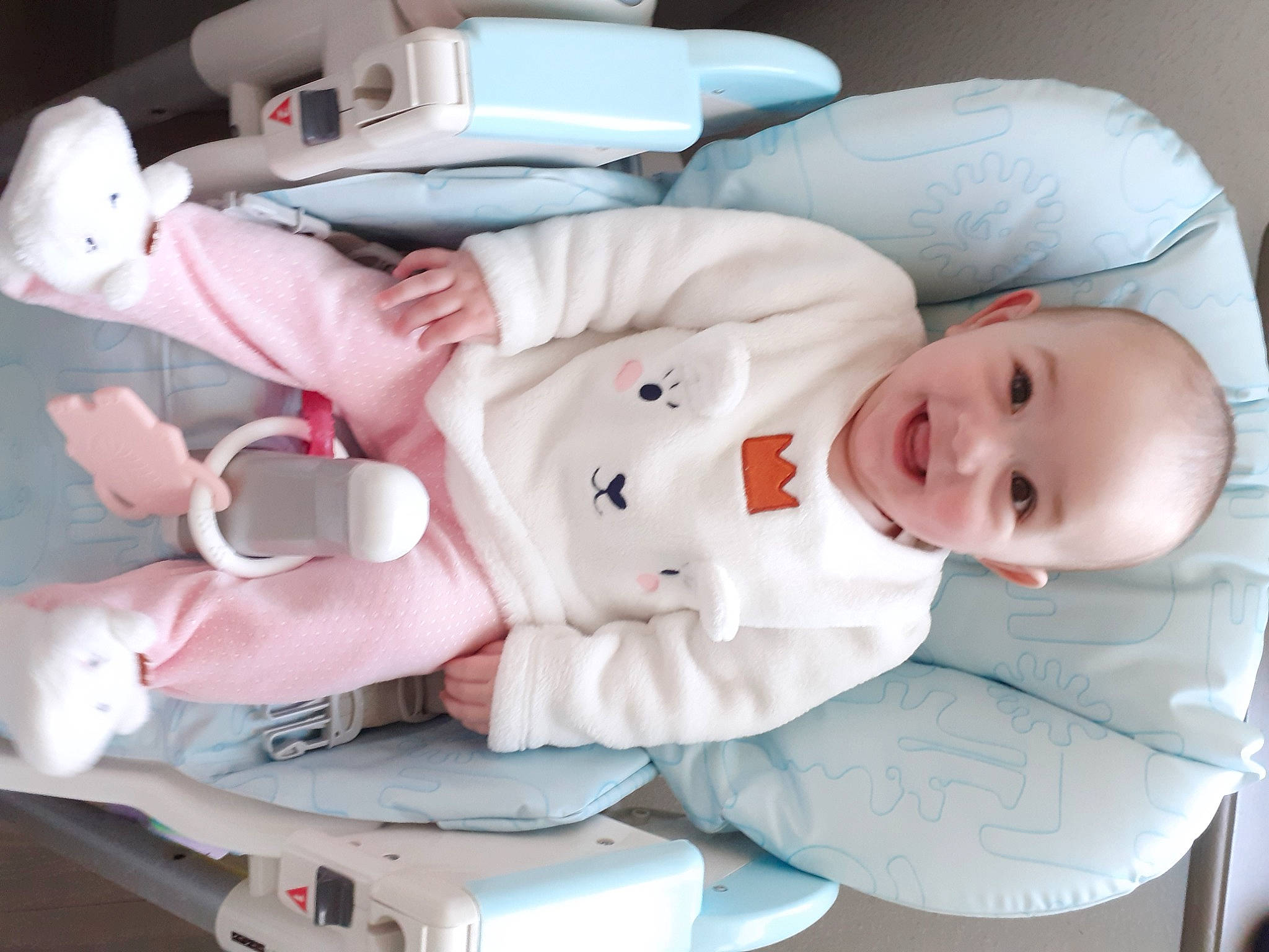 Jordane a rejoint le concours — aidez-le/la à gagner de superbes lots ! arm, baby, baby_products, baby_safety, baby_toddler_clothing, carmine, child, comfort, hat, head, human_body, joy, mouth, person, room, service, skin, sleeve, smile, toddler