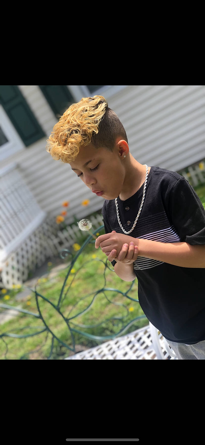 Ismael is registered to the contest to win money with this photo: adaptation, child, design, ear, fun, grass, male, organism, person, photography, plant, t_shirt, technology