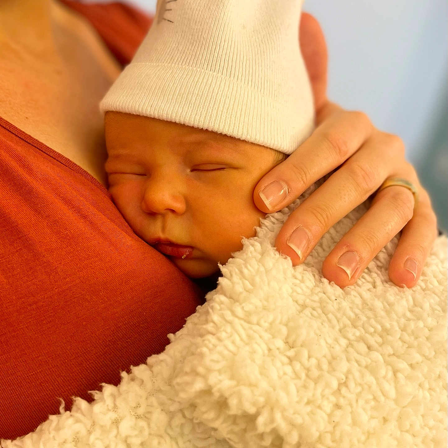 Andria participe au concours pour gagner de l'argent avec cette photo : baby, blanket, bodypart, bonnet, cap, childbirth, clothing, face, finger, hand, happy, hat, head, newborn, person, photography, portrait, sleeping, smile, towel