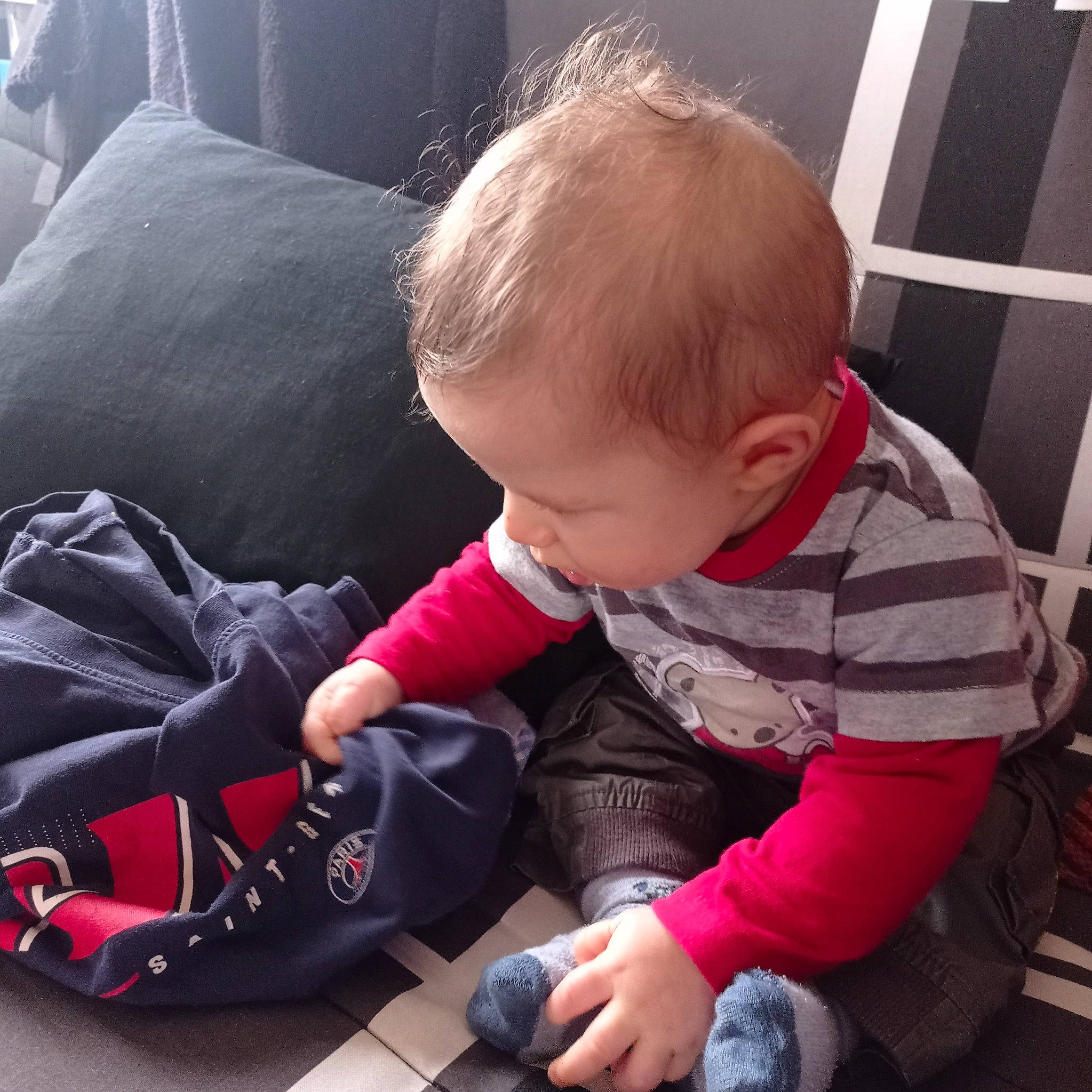 Tiago a rejoint le concours — aidez-le/la à gagner de superbes lots ! auto_part, baby, baby_carriage, baby_products, baby_toddler_clothing, car_seat, carmine, child, comfort, family_car, flooring, gadget, grass, lap, person, play, sitting, steering_wheel, toddler