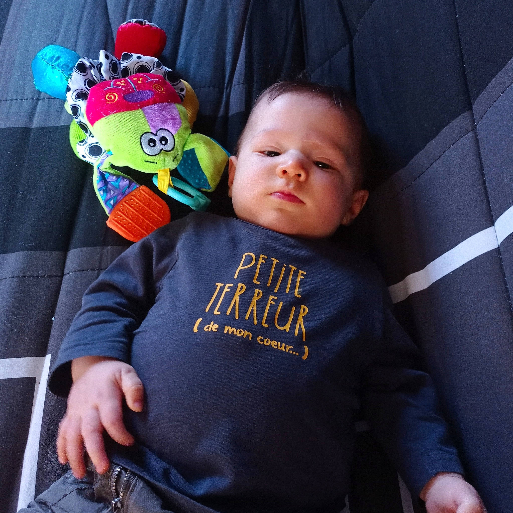 Tiago a rejoint le concours — aidez-le/la à gagner de superbes lots ! arm, auto_part, baby, baby_carriage, baby_products, baby_toddler_clothing, car_seat, car_seat_cover, child, comfort, cool, finger, fun, happy, person, sitting, sleeve, t_shirt, toddler, toy