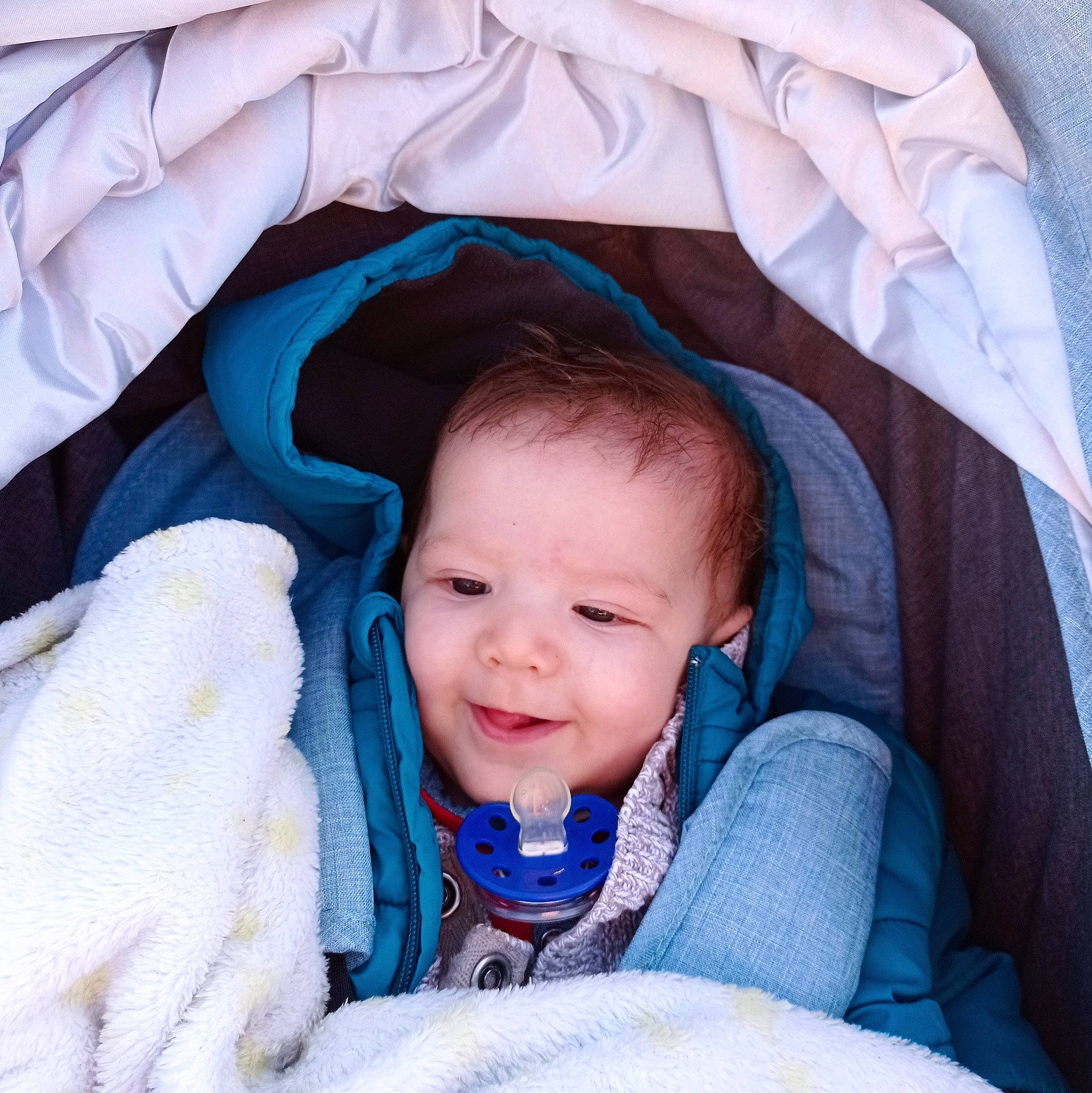 Tiago a rejoint le concours — aidez-le/la à gagner de superbes lots ! azure, baby, baby_toddler_clothing, cheek, comfort, cool, eye, eyebrow, facial_expression, finger, flash_photography, happy, iris, mouth, person, photograph, product, skin, smile, textile