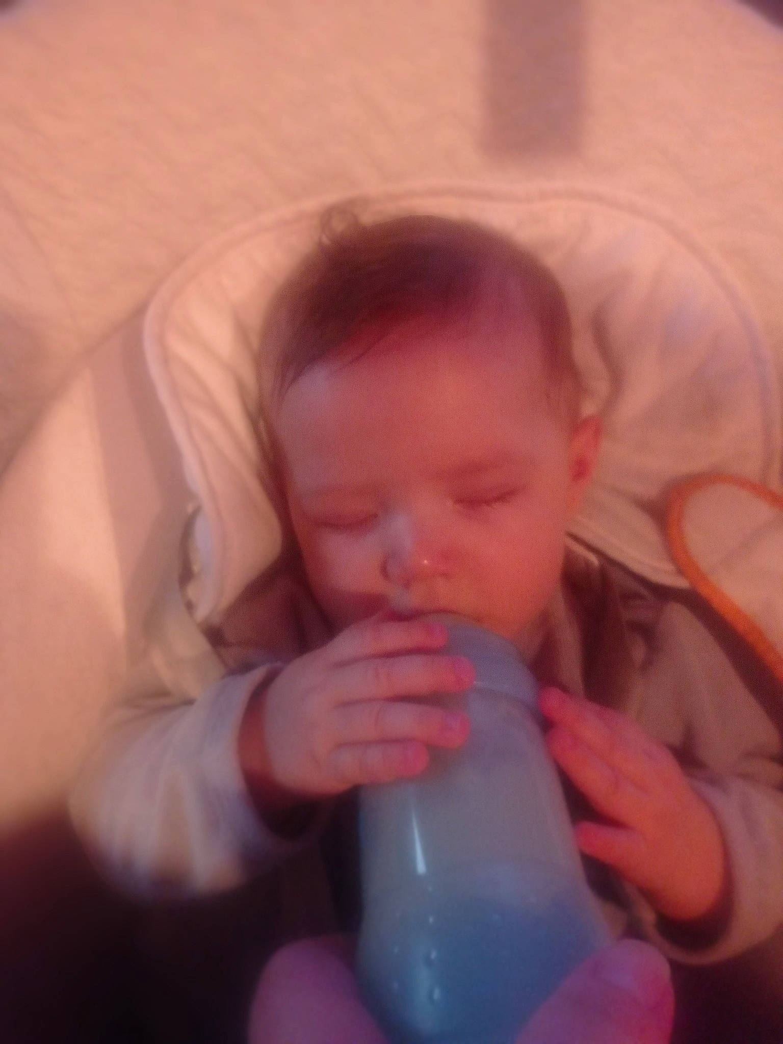 Tiago a rejoint le concours — aidez-le/la à gagner de superbes lots ! arm, baby, baby_bottle, baby_sleeping, cheek, comfort, drinkware, ear, eyebrow, finger, hand, human_body, iris, neck, nose, person, pink, plastic_bottle, skin, thumb