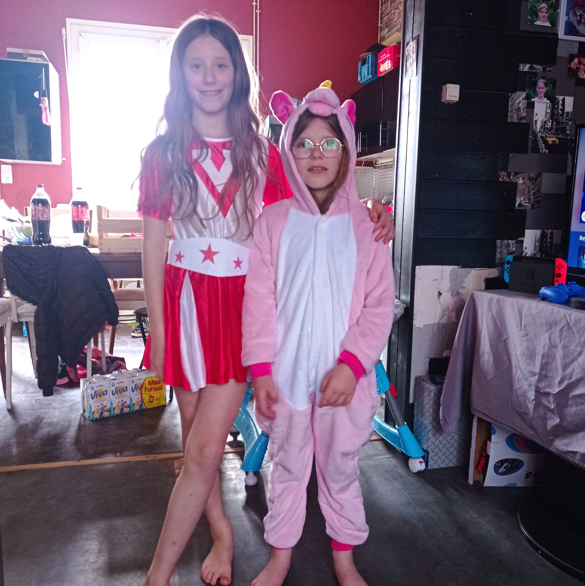 Rose a rejoint le concours — aidez-le/la à gagner de superbes lots ! design, event, eyewear, fashion, fashion_design, fun, happy, hat, human_leg, joy, leisure, magenta, person, pink, purple, room, sandal, shorts, smile, sneakers