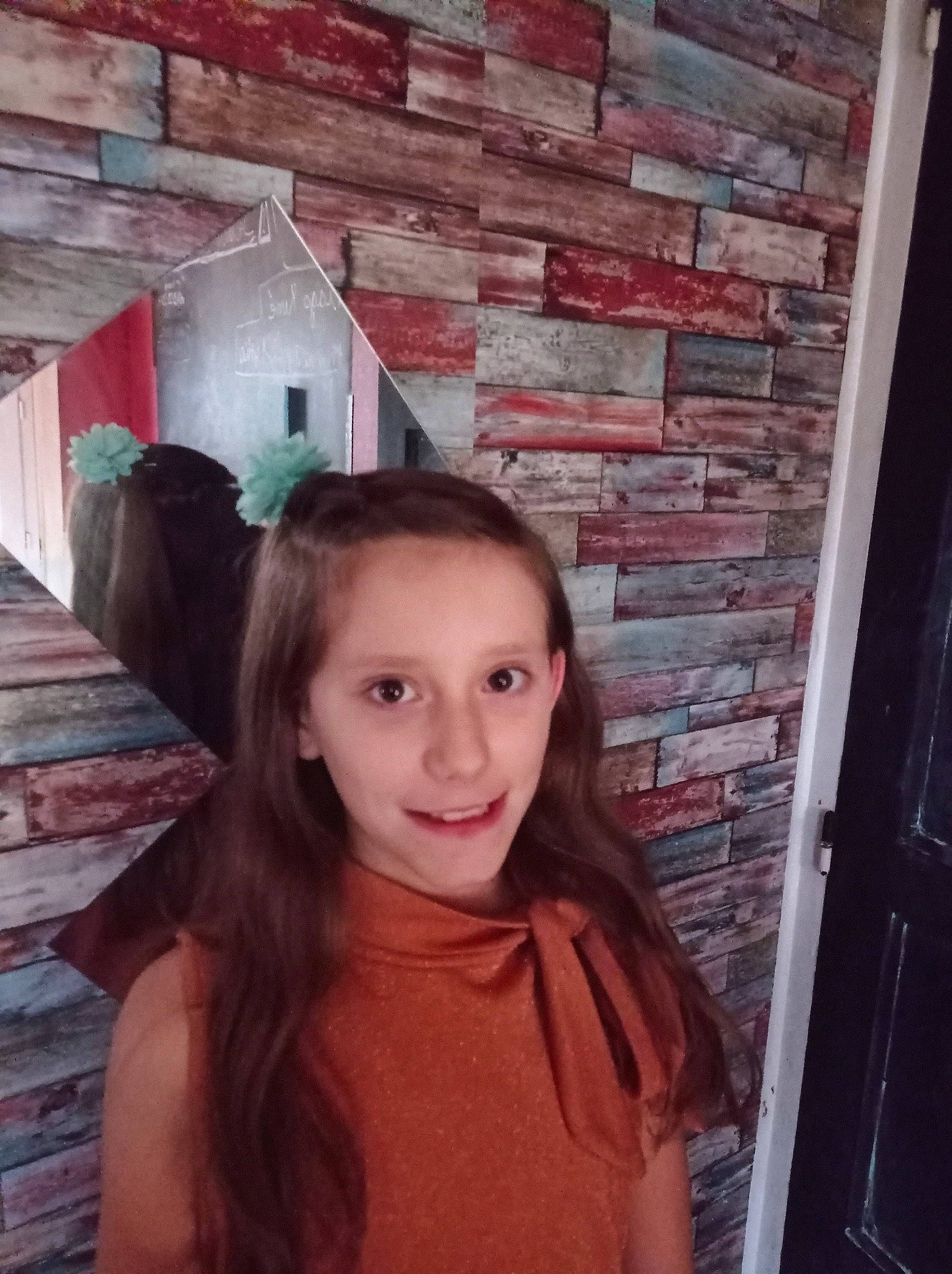 Rose participe au concours pour gagner de l'argent avec cette photo : facial_expression, fashion, flash_photography, forehead, fun, hairstyle, happy, iris, jaw, joy, lip, mouth, neck, person, pink, red, shoulder, smile, textile, wall