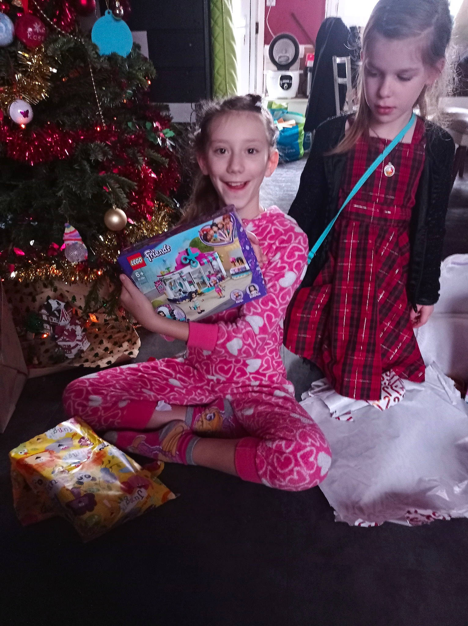 Rose a rejoint le concours — aidez-le/la à gagner de superbes lots ! christmas_decoration, christmas_ornament, christmas_tree, dress, embellishment, event, fashion_design, fun, happy, head, holiday, holiday_ornament, joy, lap, magenta, pattern, person, pink, sitting, smile