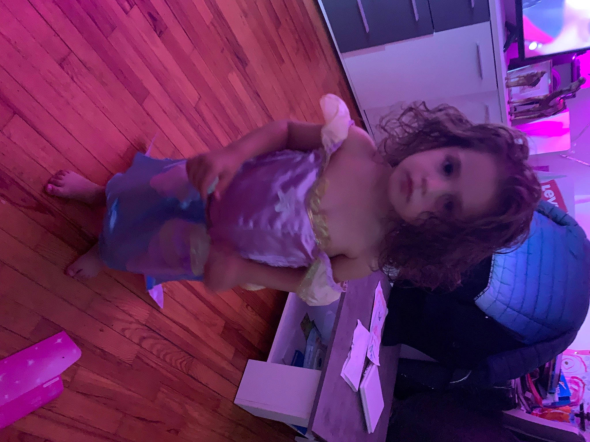 Shayna a rejoint le concours — aidez-le/la à gagner de superbes lots ! animation, child, costume, electric_blue, entertainment, event, flooring, fun, hardwood, hime_cut, magenta, party, performance, person, pink, purple, room, violet, wood