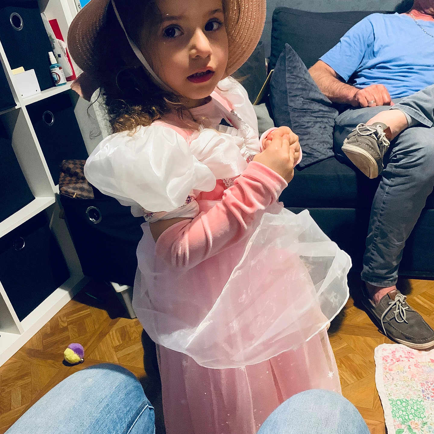 Shayna a rejoint le concours — aidez-le/la à gagner de superbes lots ! accessories, adult, child, clothing, face, female, footwear, girl, hat, head, jewelry, male, man, necklace, pants, person, photography, portrait, shoe, sitting