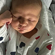 Pettan participe au concours pour gagner de l'argent avec cette photo : baby, sleeping, infant, heart_pattern, white_clothing, cozy, peaceful, cute, child, newborn, soft_blanket, resting, portrait, closed_eyes, small_hand, indoors, warm, adorable, skin, head