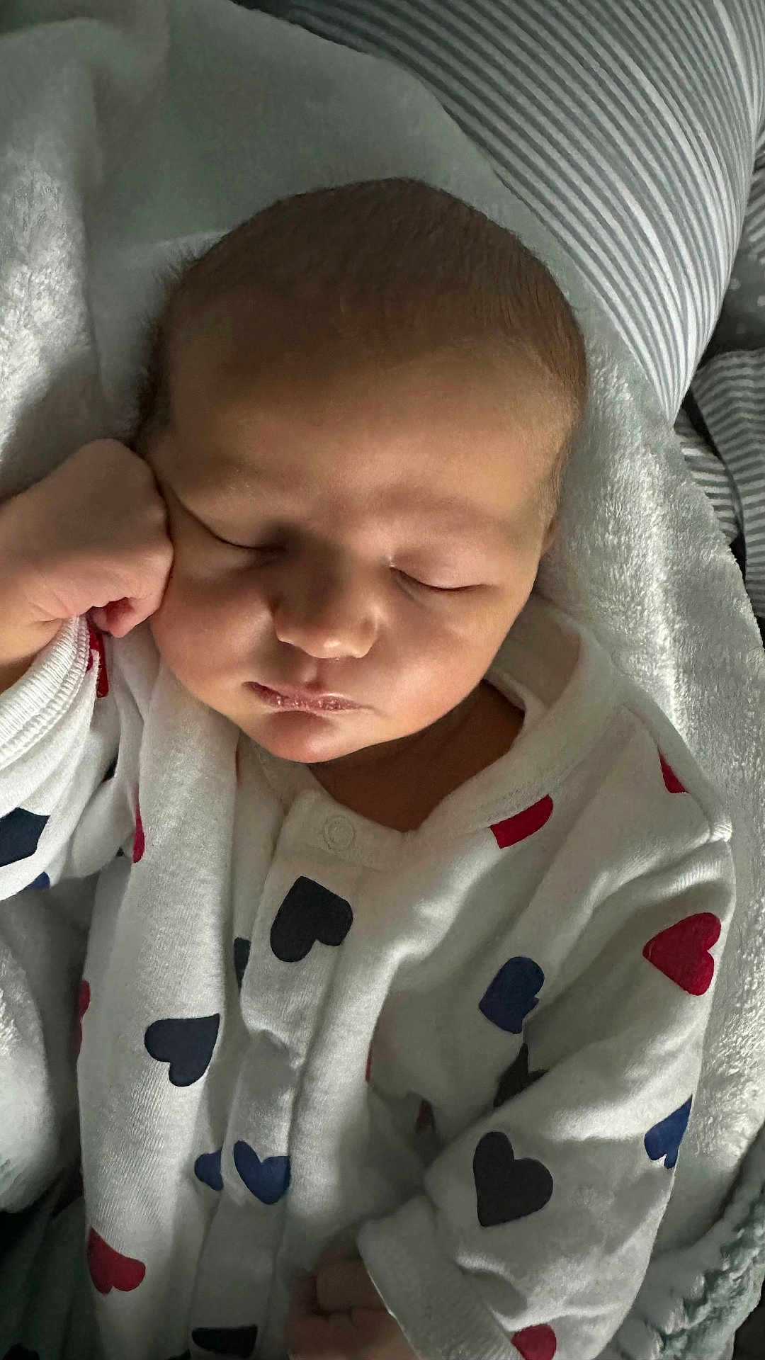 Pettan participe au concours pour gagner de l'argent avec cette photo : baby, sleeping, infant, heart_pattern, white_clothing, cozy, peaceful, cute, child, newborn, soft_blanket, resting, portrait, closed_eyes, small_hand, indoors, warm, adorable, skin, head