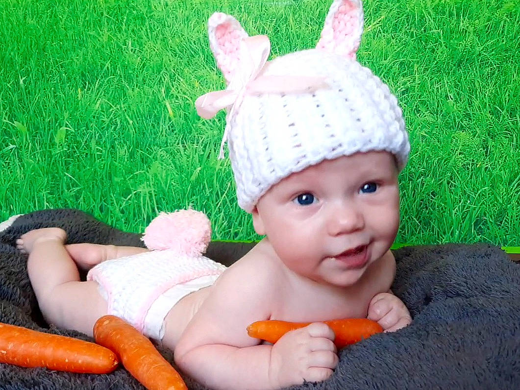 Laura a rejoint le concours — aidez-le/la à gagner de superbes lots ! baby, beanie, bonnet, cap, child, crochet, ear, fawn, headgear, headwear, person, toddler, wool