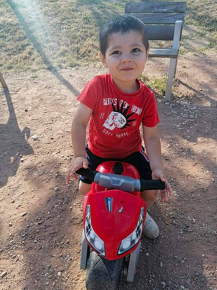 Tylian a rejoint le concours — aidez-le/la à gagner de superbes lots ! automotive_lighting, automotive_tire, automotive_wheel_system, baby_toddler_clothing, bench, bicycle_accessory, eye, fender, grass, happy, head, motor_vehicle, person, recreation, riding_toy, rim, t_shirt, tire, toddler, vehicle