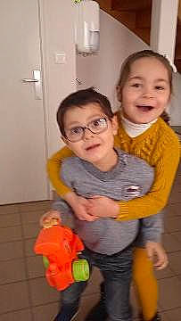 Tylian participe au concours pour gagner de l'argent avec cette photo : cheek, child, event, eye, finger, flooring, fun, gesture, happy, human_body, iris, joy, nose, person, skin, smile, standing, t_shirt, thumb, toddler