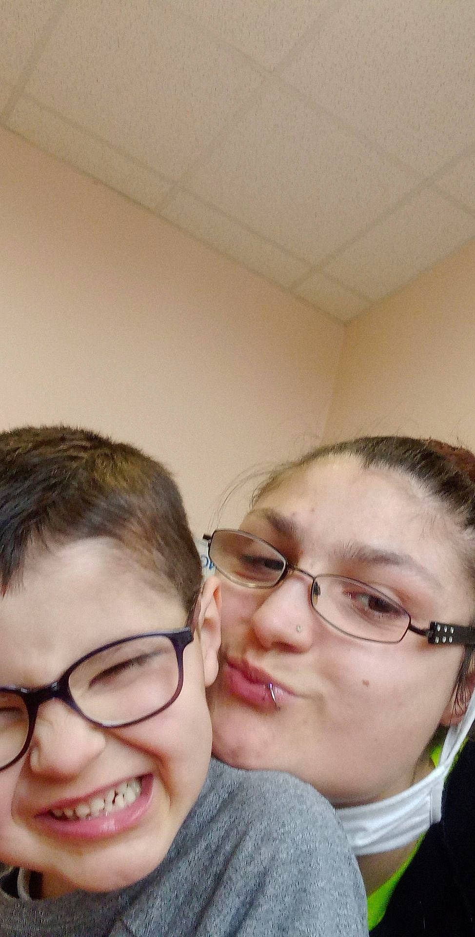 Tylian participe au concours pour gagner de l'argent avec cette photo : cheek, cool, ear, eyelash, eyewear, forehead, gesture, glasses, happy, iris, jaw, joy, lip, mouth, neck, nose, person, shoulder, skin, smile