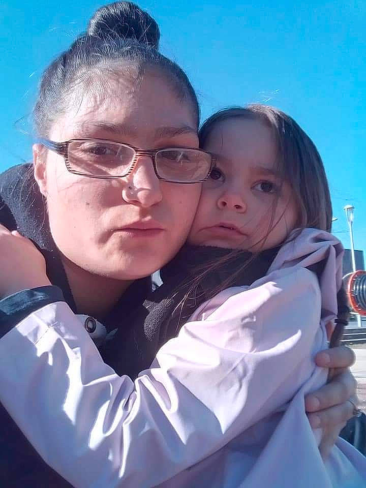 Ivana participe au concours pour gagner de l'argent avec cette photo : beauty, child, chin, event, eyewear, facial_expression, flash_photography, fun, gesture, glasses, happy, hug, iris, love, people_in_nature, person, skin, sky, toddler, vacation