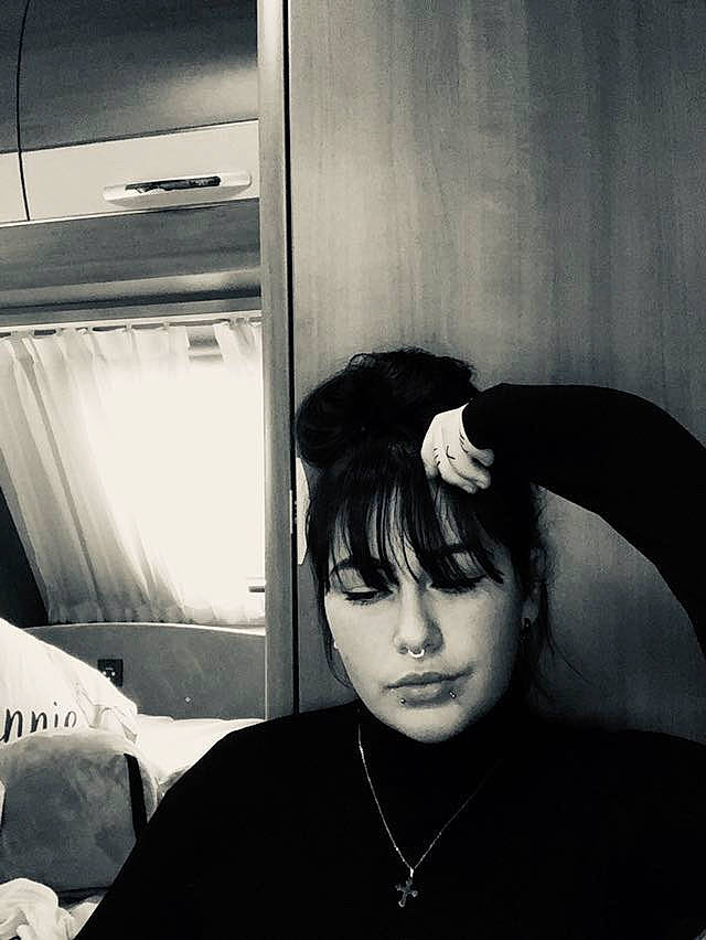 Sayane Veron participe au concours pour gagner de l'argent avec cette photo : bangs, black, black_and_white, black_hair, cool, eye, face, forehead, hair, hairstyle, head, long_hair, monochrome, monochrome_photography, mouth, person, photography, room, smile, snapshot