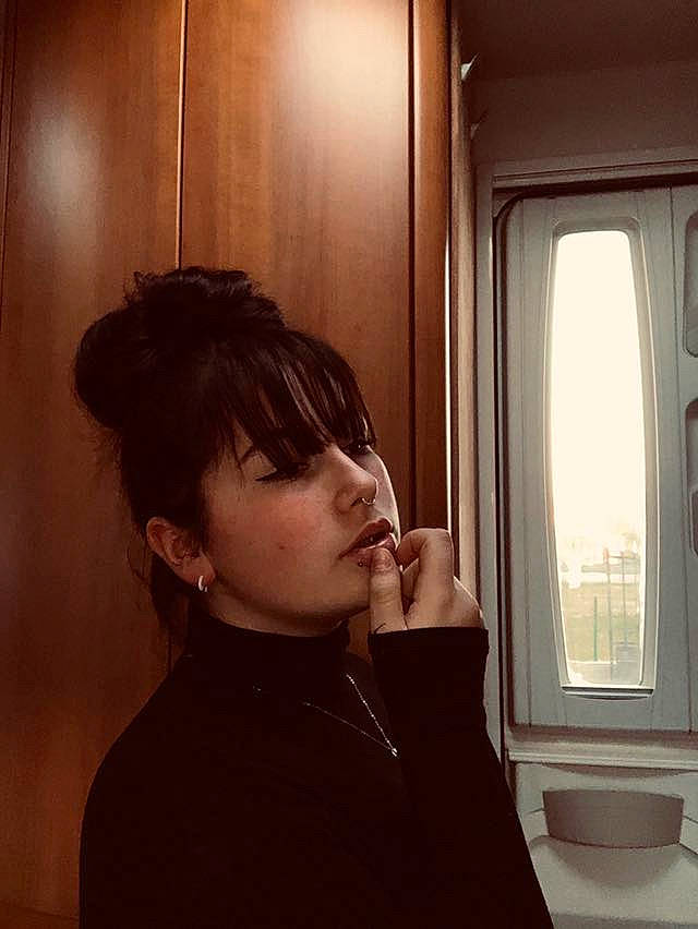 Sayane Veron participe au concours pour gagner de l'argent avec cette photo : black_hair, brown_hair, chin, ear, hair, hair_coloring, hairstyle, hand, jaw, light, long_hair, mirror, mouth, neck, nose, person, portrait, reflection, shoulder, sunlight