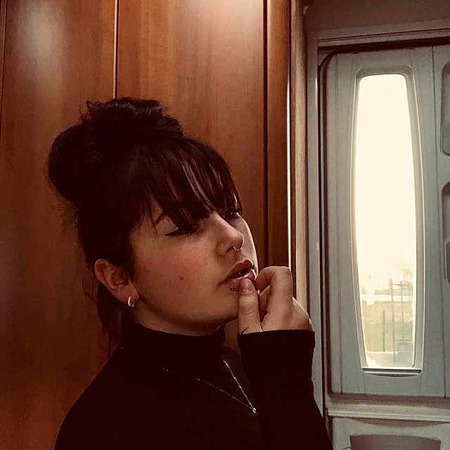 Sayane Veron participe au concours pour gagner de l'argent avec cette photo : black_hair, brown_hair, chin, ear, hair, hair_coloring, hairstyle, hand, jaw, light, long_hair, mirror, mouth, neck, nose, person, portrait, reflection, shoulder, sunlight