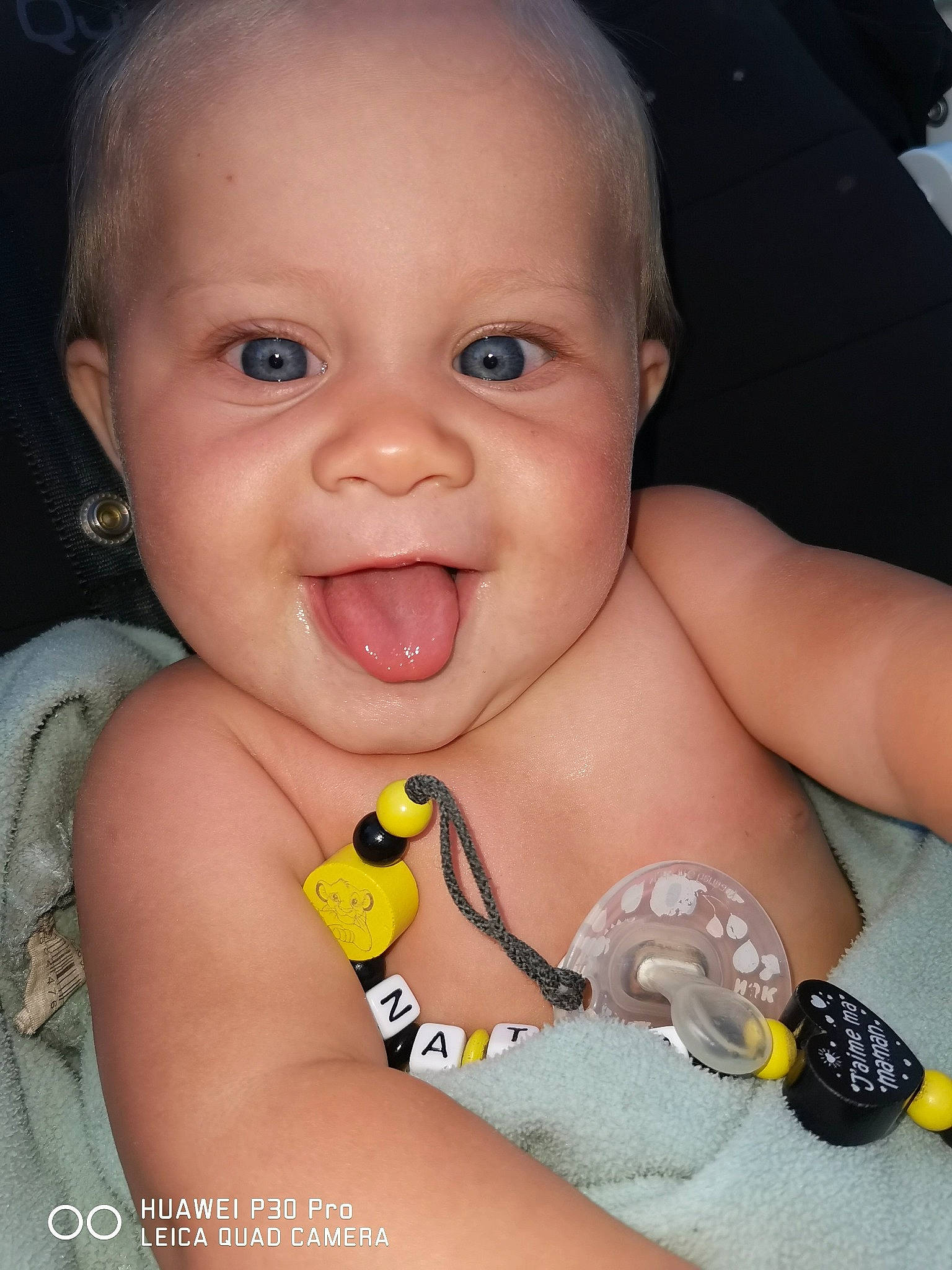 Nateo a rejoint le concours — aidez-le/la à gagner de superbes lots ! cheek, chin, ear, eye, eyebrow, eyelash, facial_expression, finger, gesture, hairstyle, hand, happy, iris, lip, mouth, neck, nose, person, product, skin