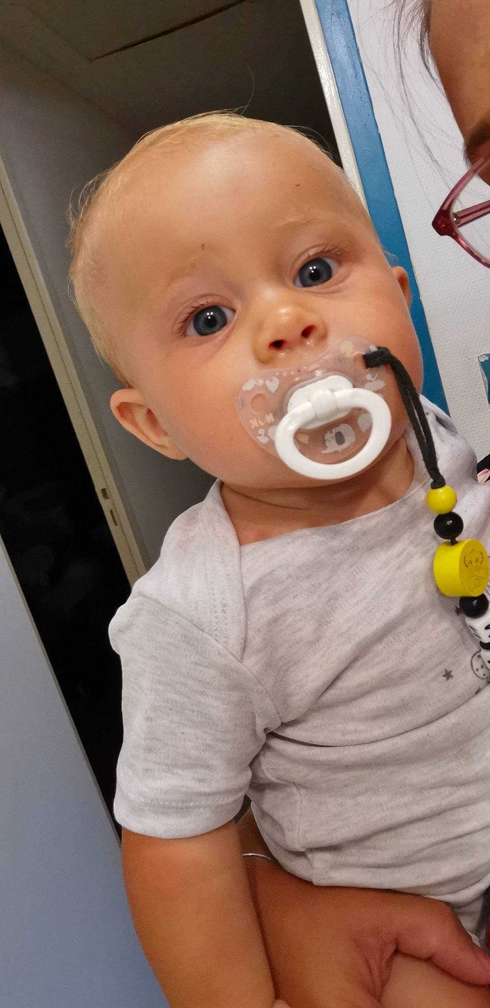 Nateo participe au concours pour gagner de l'argent avec cette photo : baby, baby_products, baby_toddler_clothing, cheek, child, drinkware, ear, eyelash, face, fun, happy, human_body, jaw, lip, nose, person, personal_protective_equipment, plastic, sleeve, t_shirt