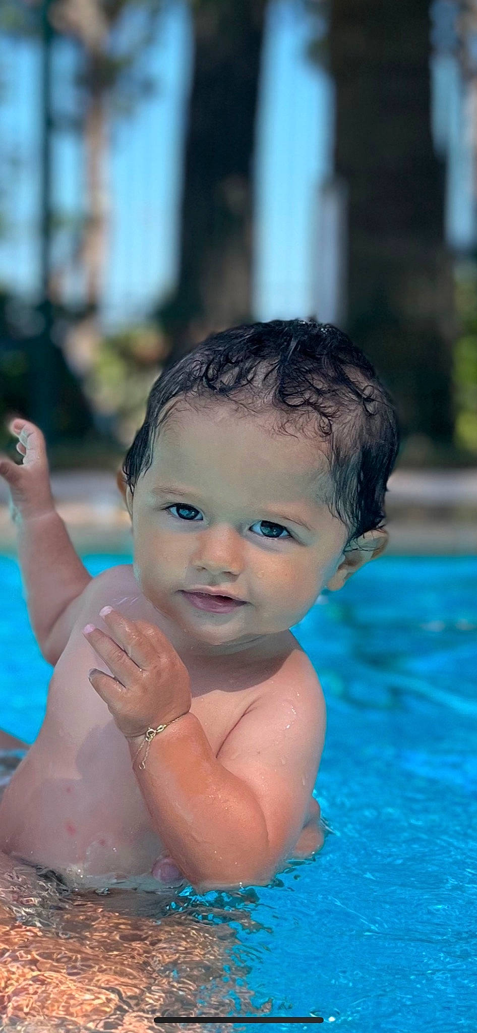 Mattéo participe au concours pour gagner de l'argent avec cette photo : azure, baby, bathing, body_of_water, chest, child, eye, face, fun, hand, happy, head, human_body, leisure, nose, person, recreation, skin, swimming_pool, toddler