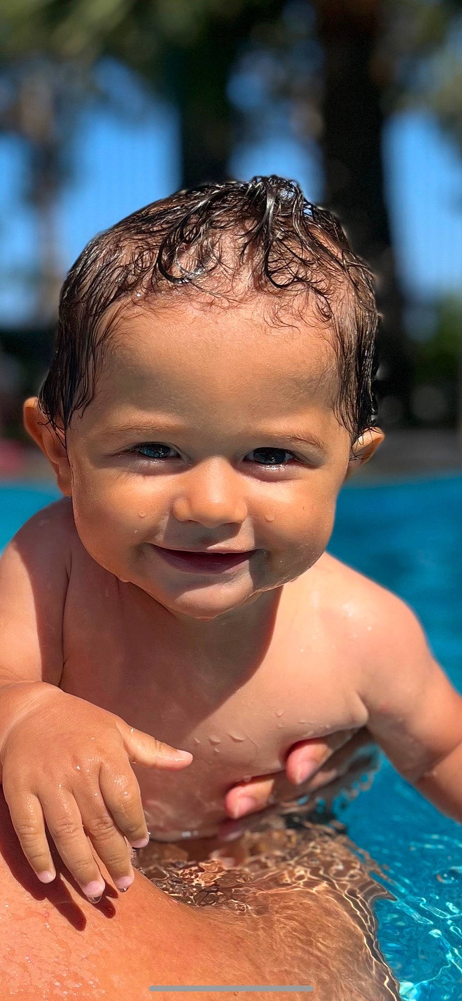 Mattéo participe au concours pour gagner de l'argent avec cette photo : arm, bathing, chest, eye, eyebrow, fun, hair, happy, head, human_body, joy, lip, mouth, muscle, nose, people_on_beach, person, skin, smile, swimming_pool