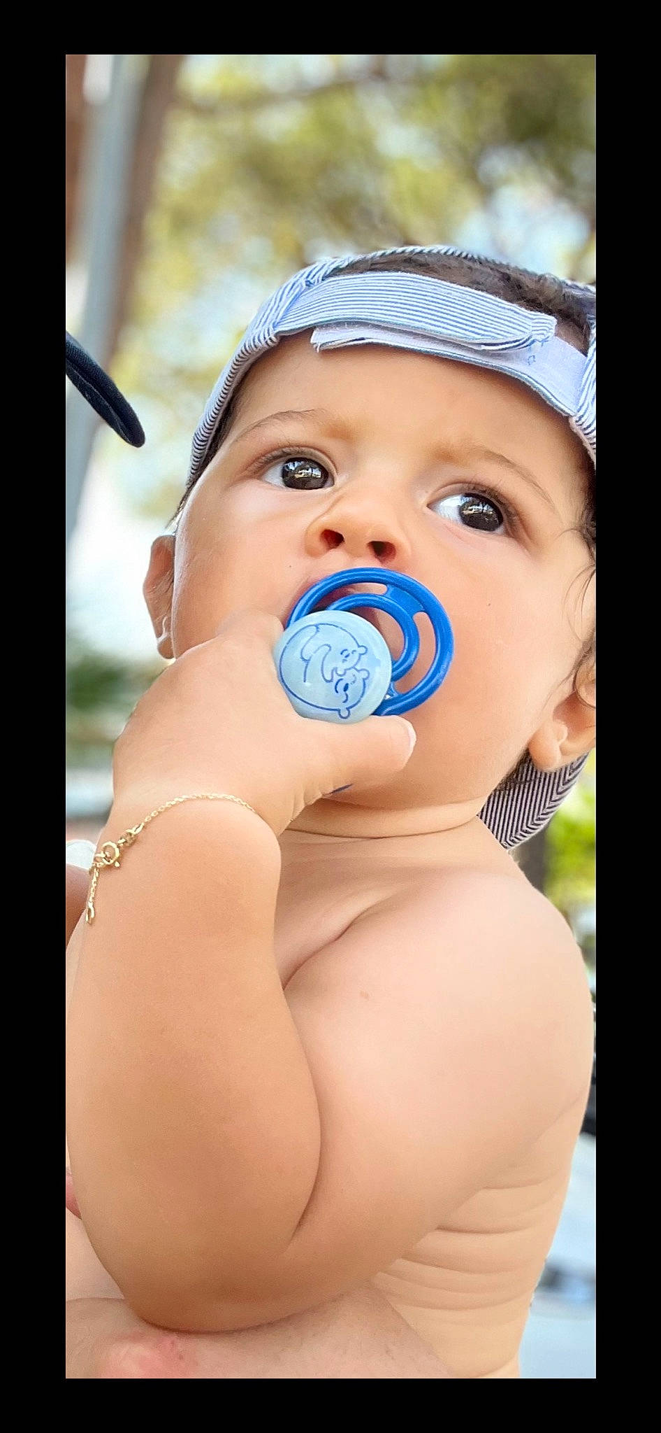 Mattéo a rejoint le concours — aidez-le/la à gagner de superbes lots ! arm, audio_equipment, baby, chest, child, close_up, electric_blue, eye, eyelash, flash_photography, gesture, happy, headwear, human_body, iris, lip, nail, nose, person, skin