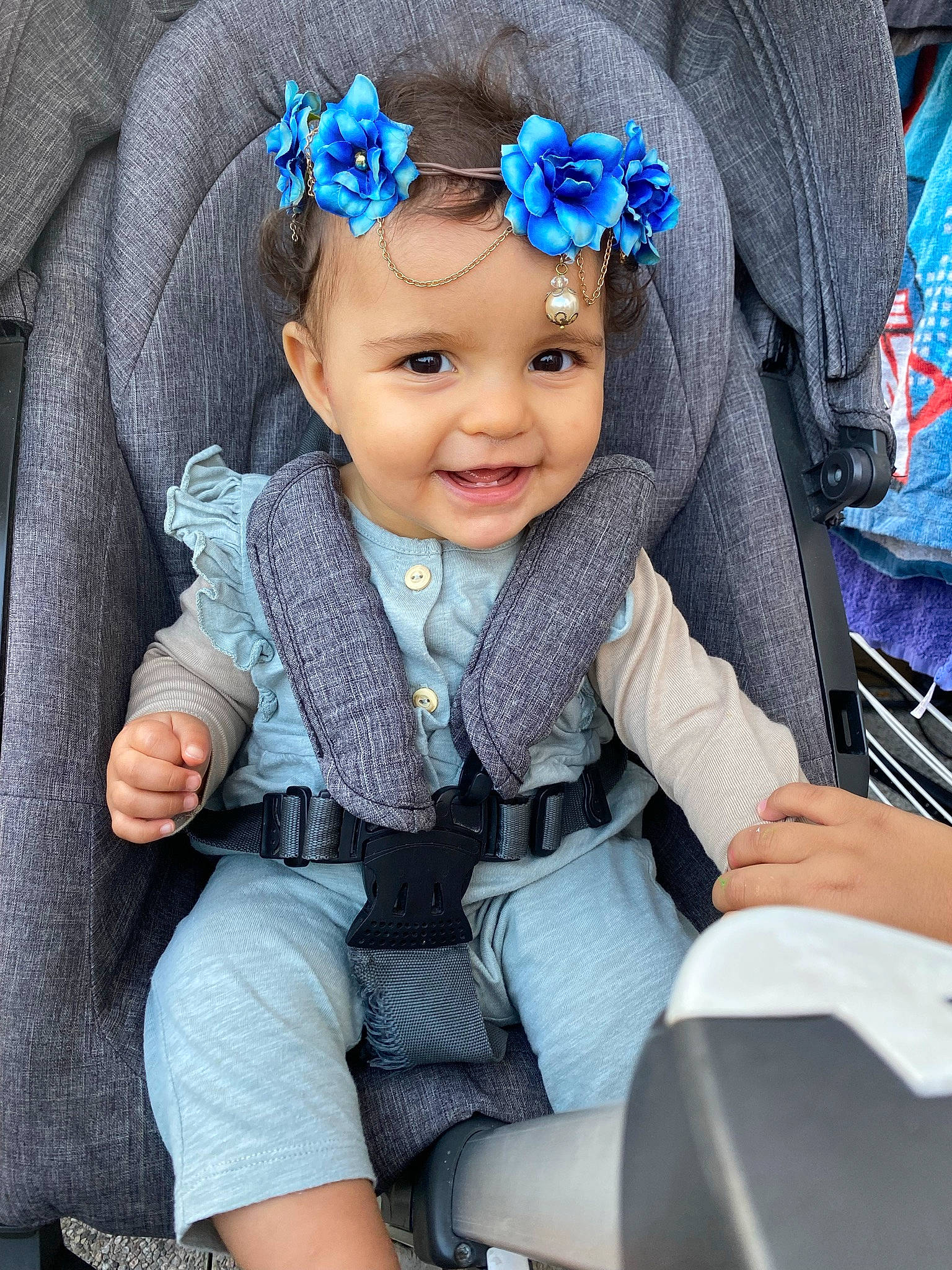 Jasmine a rejoint le concours — aidez-le/la à gagner de superbes lots ! baby, baby_toddler_clothing, blue, chair, child, comfort, electric_blue, eye, facial_expression, flower, happy, hat, headgear, headpiece, headwear, joy, person, product, purple, skin