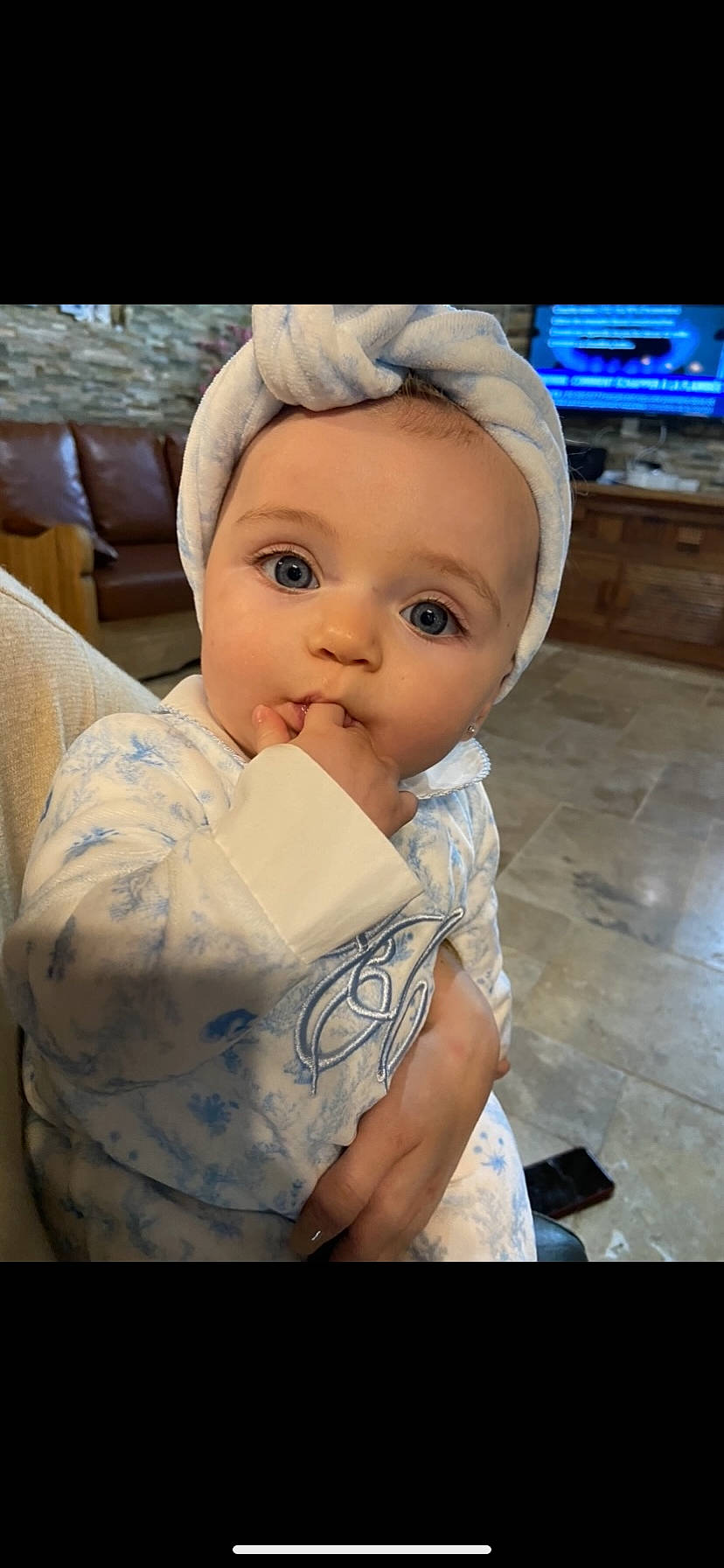 Romy participe au concours pour gagner de l'argent avec cette photo : baby, cheek, chest, child, chin, comfort, doll, eye, eyebrow, eyelash, fashion_accessory, happy, home_appliance, iris, nose, person, sitting, skin, television, toddler