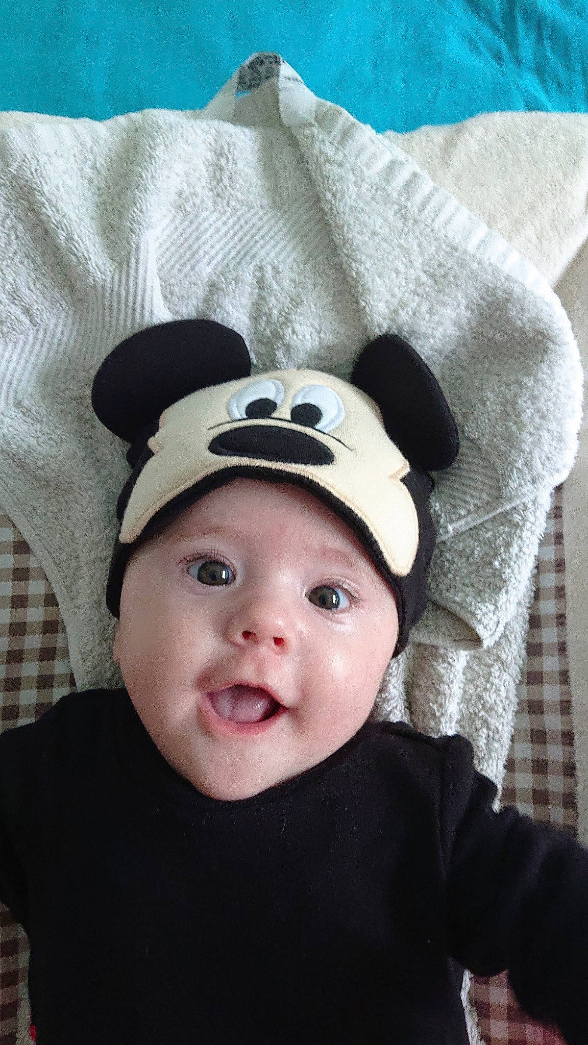 Tylio participe au concours pour gagner de l'argent avec cette photo : baby, beanie, cap, child, costume_accessory, costume_hat, ear, fashion_accessory, hat, head, headgear, headwear, person, smile, toddler