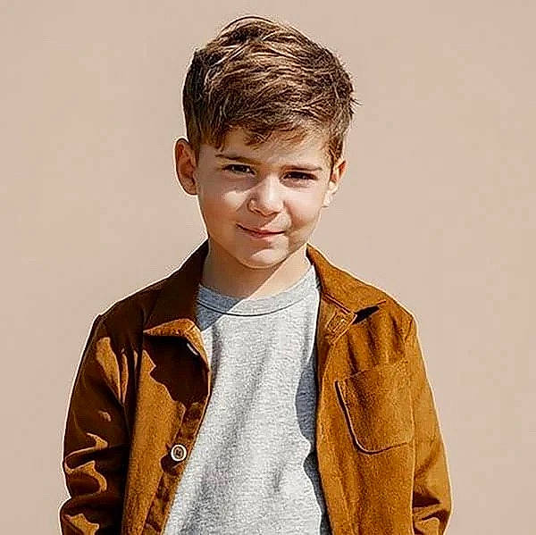 Esteban a rejoint le concours — aidez-le/la à gagner de superbes lots ! blazer, button, collar, dress_shirt, eyebrow, face, fashion_accessory, fashion_design, fashion_model, formal_wear, fur, gesture, hair, jacket, jaw, jersey, joy, outerwear, person, sleeve