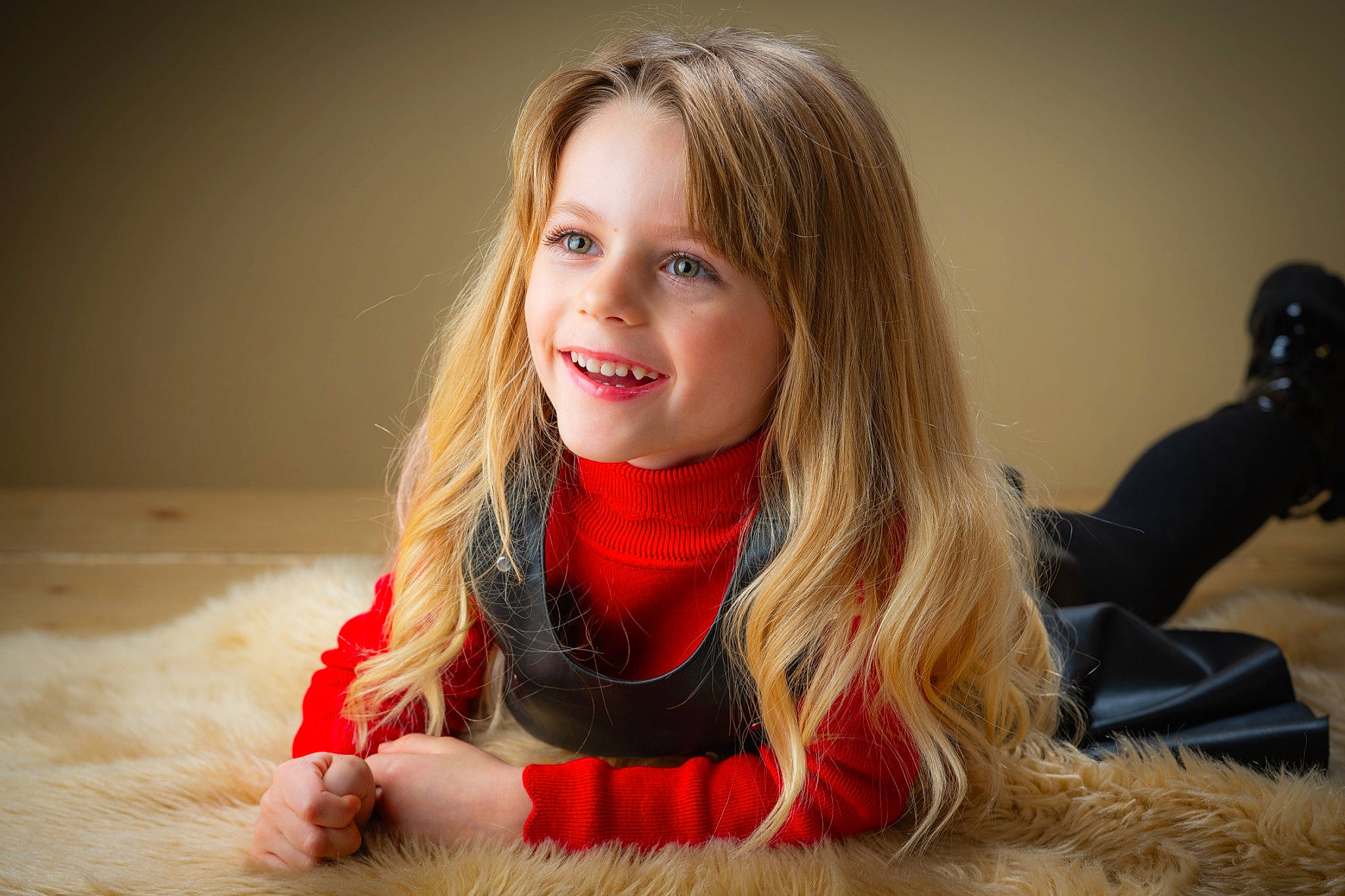 Chloé participe au concours pour gagner de l'argent avec cette photo : blond, brown_hair, flash_photography, floor, flooring, fun, fur, hair, happy, hardwood, human_leg, joy, knee, lip, long_hair, person, sitting, skin, smile, thigh