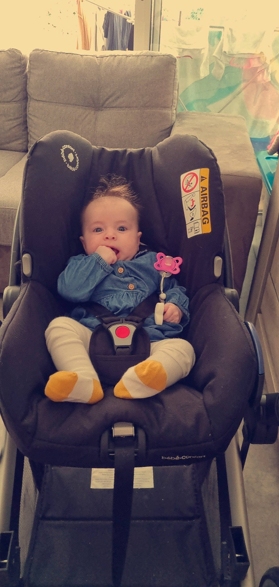 Cloé participe au concours pour gagner de l'argent avec cette photo : armrest, auto_part, baby, baby_carriage, baby_in_car_seat, baby_products, baby_safety, baby_toddler_clothing, car_seat, car_seat_cover, chair, cheek, child, comfort, fun, head_restraint, lap, person, seat_belt, sitting