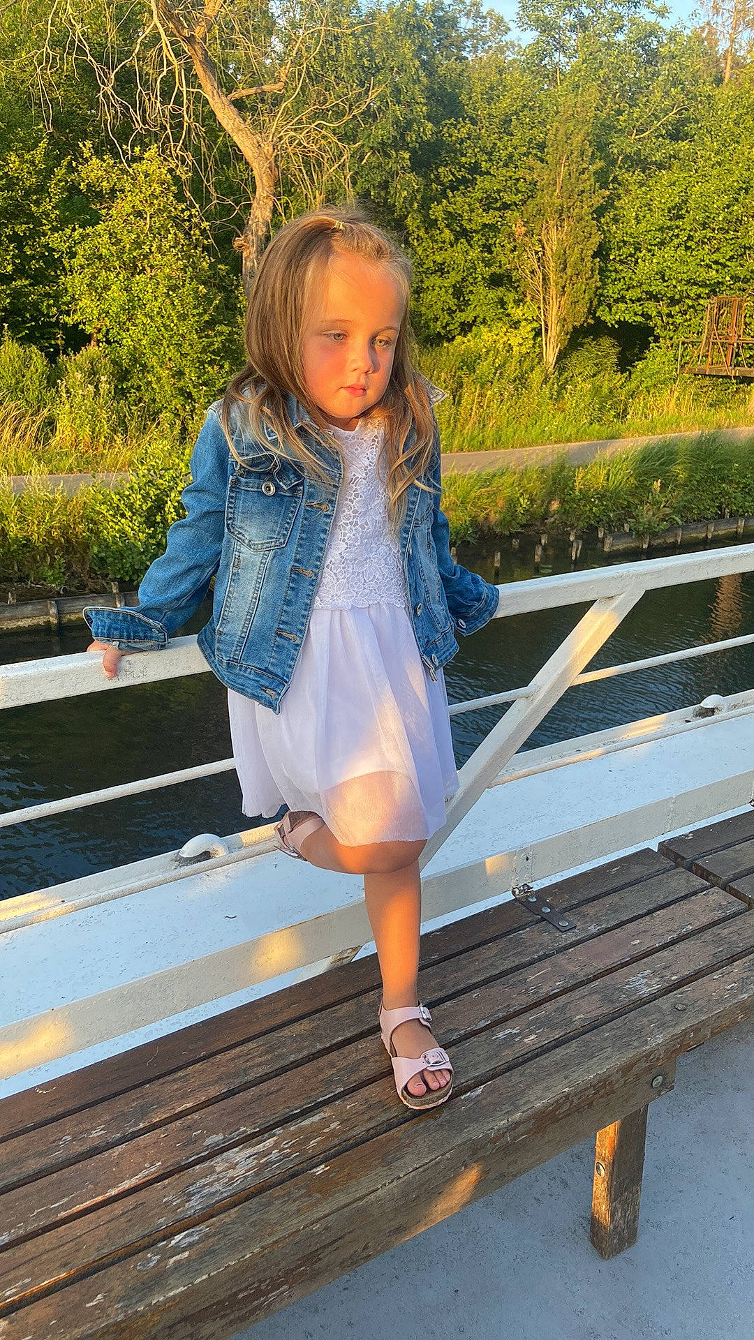 Ilona participe au concours pour gagner de l'argent avec cette photo : beauty, blond, denim, electric_blue, fun, grass, happy, human_leg, leg, leisure, long_hair, people_in_nature, person, plant, sitting, standing, sunlight, thigh, track, tree