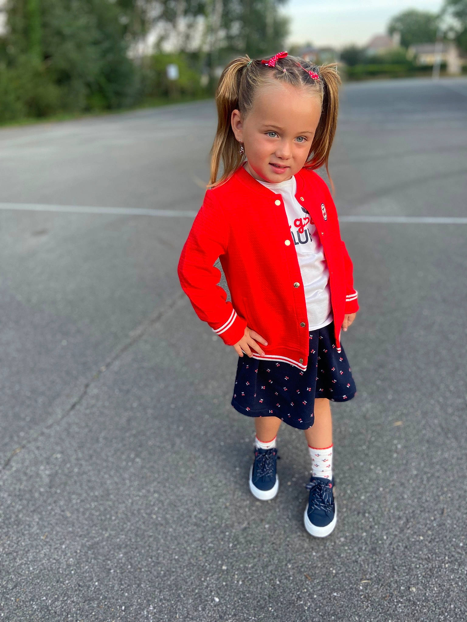 Ilona participe au concours pour gagner de l'argent avec cette photo : asphalt, baby_toddler_clothing, blond, child, dress, electric_blue, face, grass, hair, happy, head, pattern, person, plant, recreation, road, road_surface, shorts, sleeve, toddler