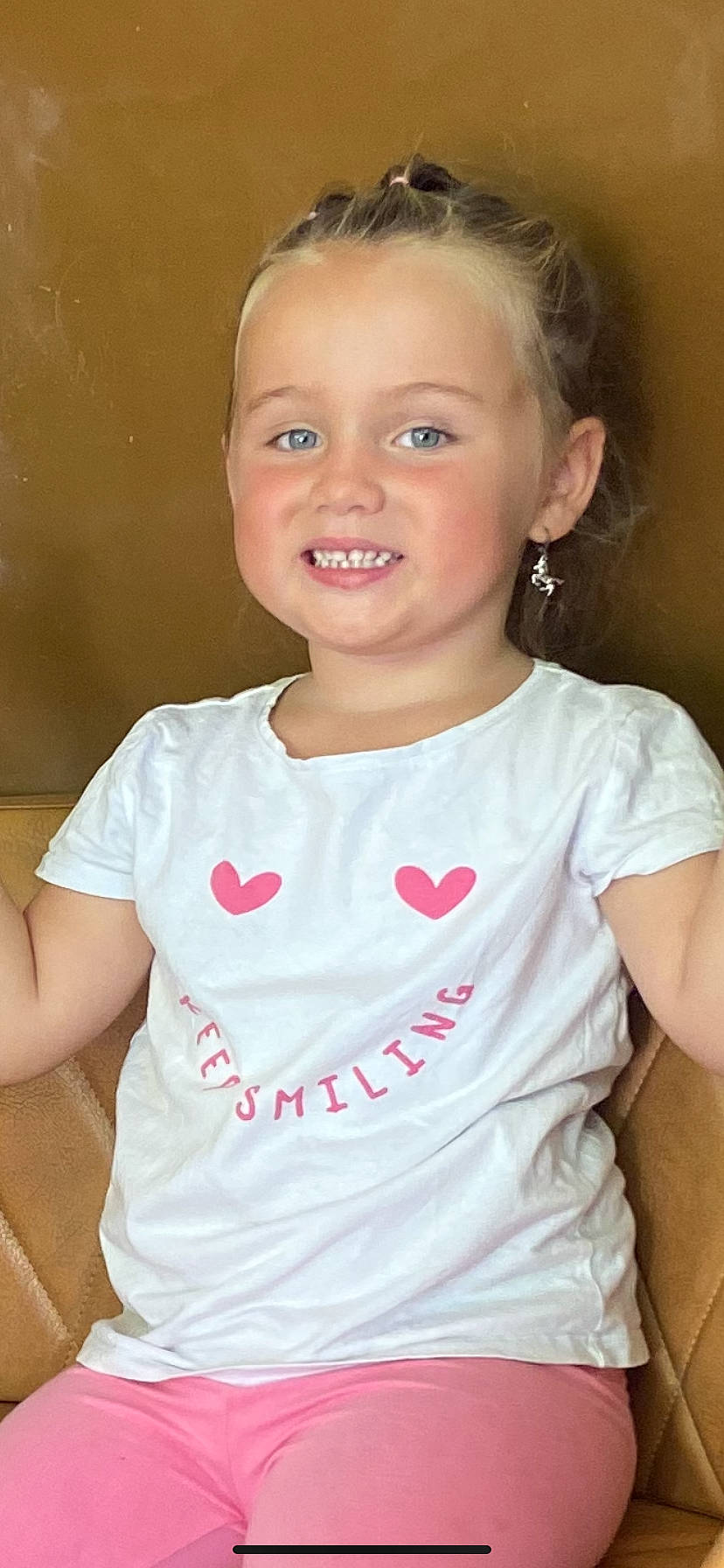 Ilona a rejoint le concours — aidez-le/la à gagner de superbes lots ! baby_toddler_clothing, blond, cheek, child, eye, eyelash, fashion_design, gesture, happy, human_body, jewellery, joy, magenta, neck, person, pink, shoulder, sleeve, smile, t_shirt