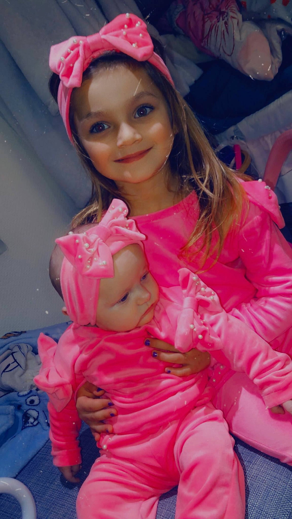 Lovely participe au concours pour gagner de l'argent avec cette photo : child, headwear, joy, long_hair, person, pink