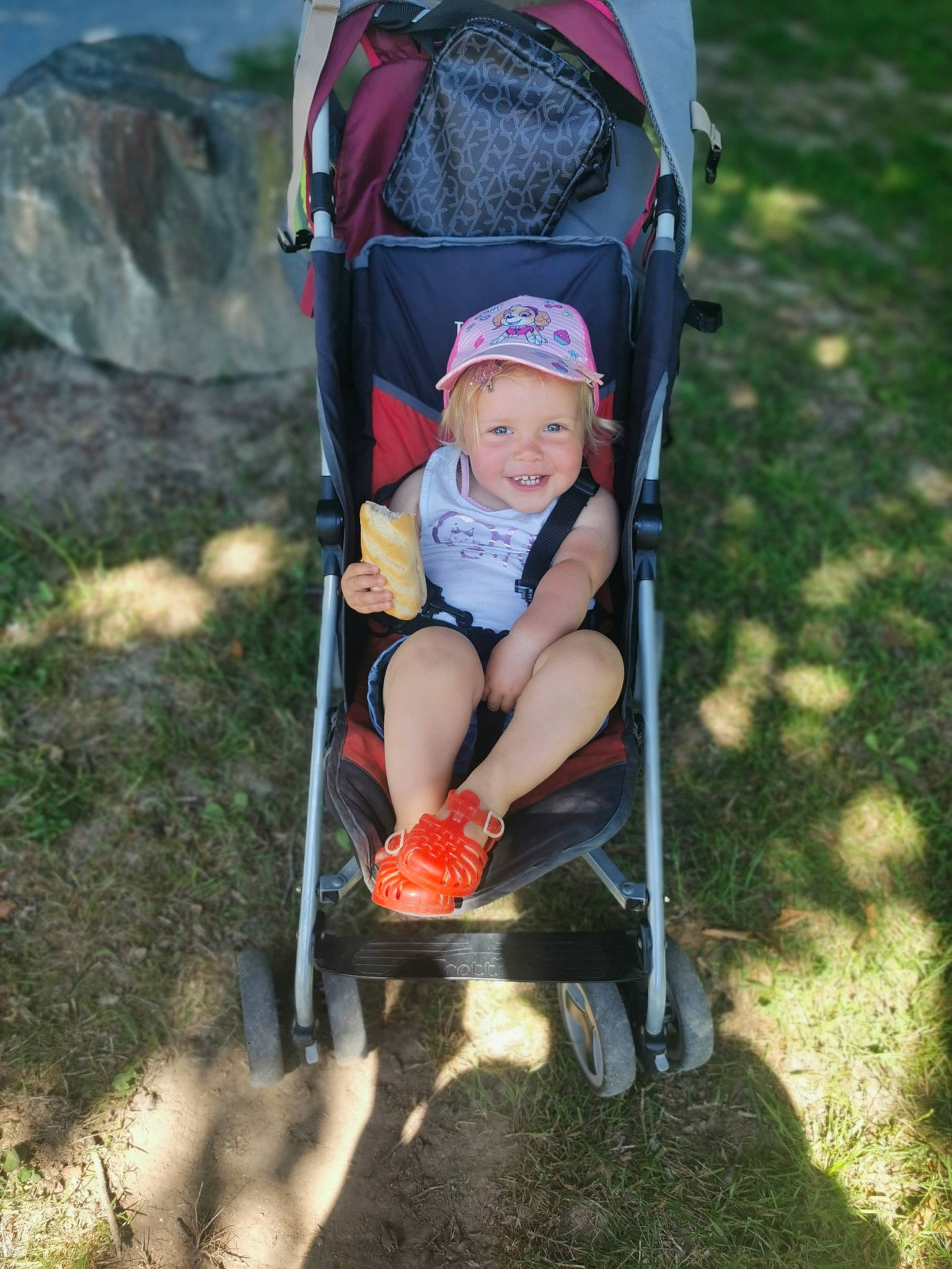 Alba a rejoint le concours — aidez-le/la à gagner de superbes lots ! baby, baby_carriage, baby_products, baby_toddler_clothing, camping, chair, child, comfort, fun, grass, headwear, joy, lap, leisure, people_in_nature, person, product, recreation, sandal, sitting