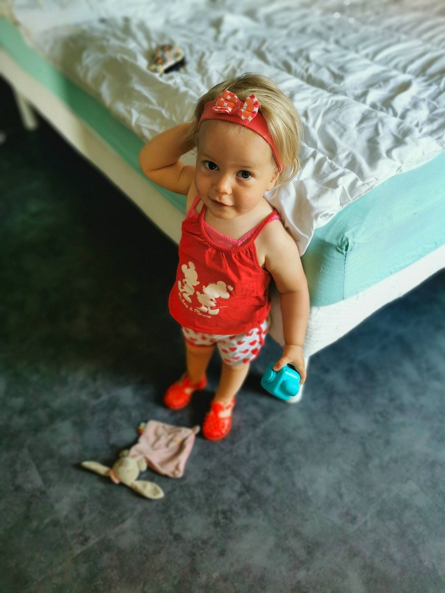 Alba participe au concours pour gagner de l'argent avec cette photo : baby, cap, child, doll, fashion_accessory, figurine, flooring, foot, fun, happy, hat, headwear, human_leg, leisure, ocean, person, play, recreation, sitting, toddler