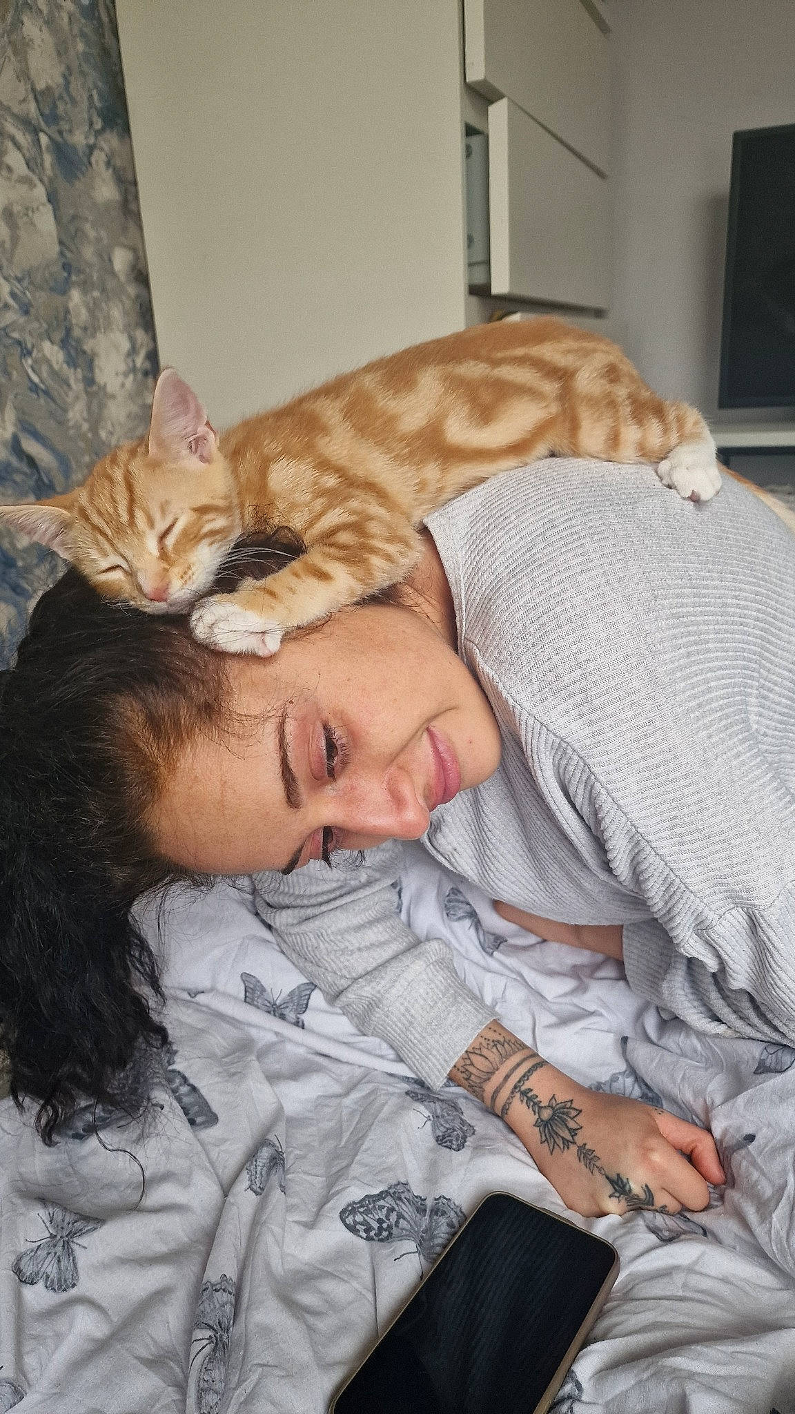 Koazy is registered to the contest to win money with this photo: bed, carnivore, cat, comfort, domestic_short_haired_cat, fawn, felidae, fur, linens, nap, pattern, room, sitting, sleep, small_to_medium_sized_cats, smile, tail, textile, whiskers, wood