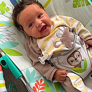 Isma participe au concours pour gagner de l'argent avec cette photo : baby, smiling, infant, baby_seat, colorful, striped_clothing, animal_patch, curly_hair, happy, indoors, toy, leaf_pattern, fabric, child, portrait, seat_belt, cute, playful, hand, face