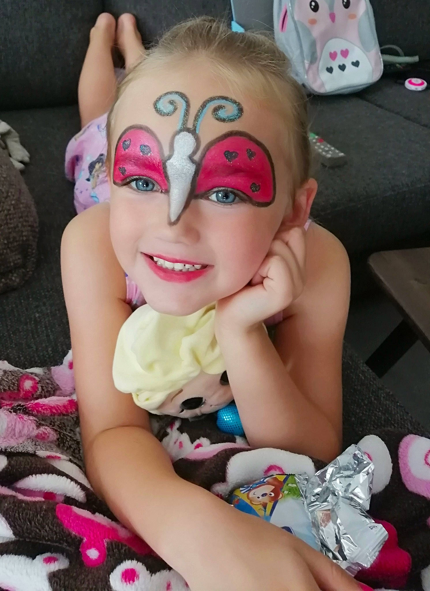 Elana participe au concours pour gagner de l'argent avec cette photo : arm, cheek, child, ear, face, finger, head, joy, leg, nail, person, pink, smile, toddler