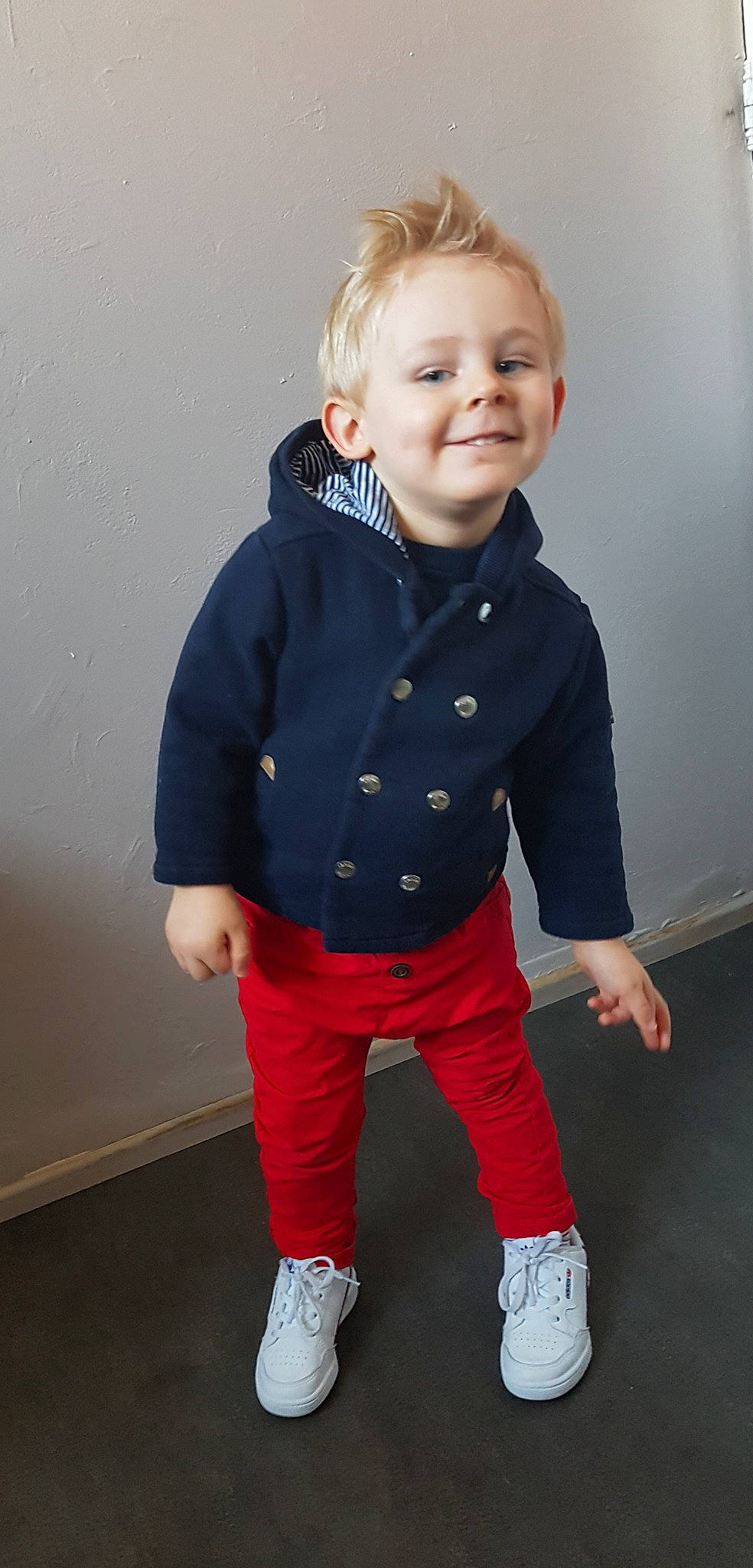 Thibault a rejoint le concours — aidez-le/la à gagner de superbes lots ! blond, blue, cheek, child, child_model, clothing, cool, denim, footwear, jacket, jeans, joy, male, outerwear, person, pocket, red, sleeve, smile, standing