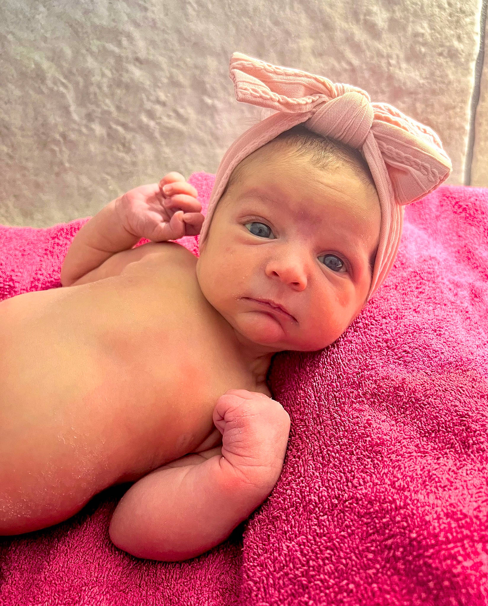 Alizée a rejoint le concours — aidez-le/la à gagner de superbes lots ! baby, baby_toddler_clothing, cheek, chin, comfort, finger, fun, gesture, happy, head, human_leg, linens, lip, nail, neck, nose, person, pink, skin, thumb