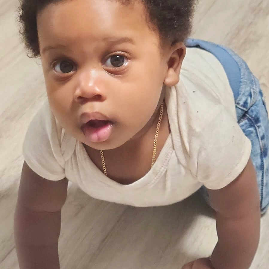 Jayceon is registered to the contest to win money with this photo: baby, babycrawling, crawling, face, head, person