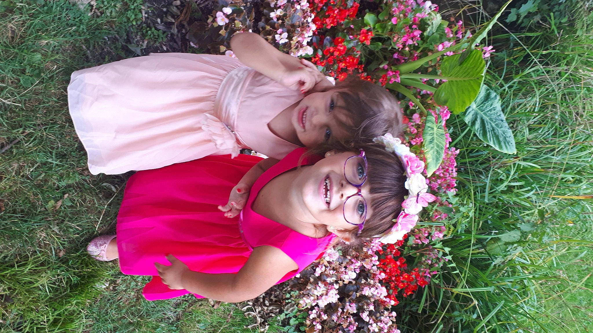 Elina Et Maely a rejoint le concours — aidez-le/la à gagner de superbes lots ! annual_plant, botany, costume, eyewear, floral_design, flower, flowering_plant, garden, grass, happy, joy, leisure, magenta, people_in_nature, person, petal, pink, plant, shrub, smile