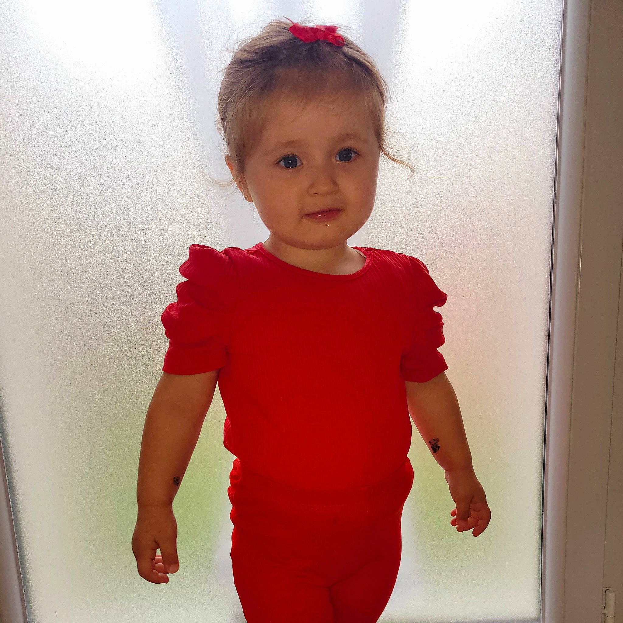 Juliana a rejoint le concours — aidez-le/la à gagner de superbes lots ! baby, baby_toddler_clothing, child, elbow, face, flooring, fun, gesture, hair, happy, head, human_body, magenta, neck, person, sleeve, smile, t_shirt, thumb, toddler