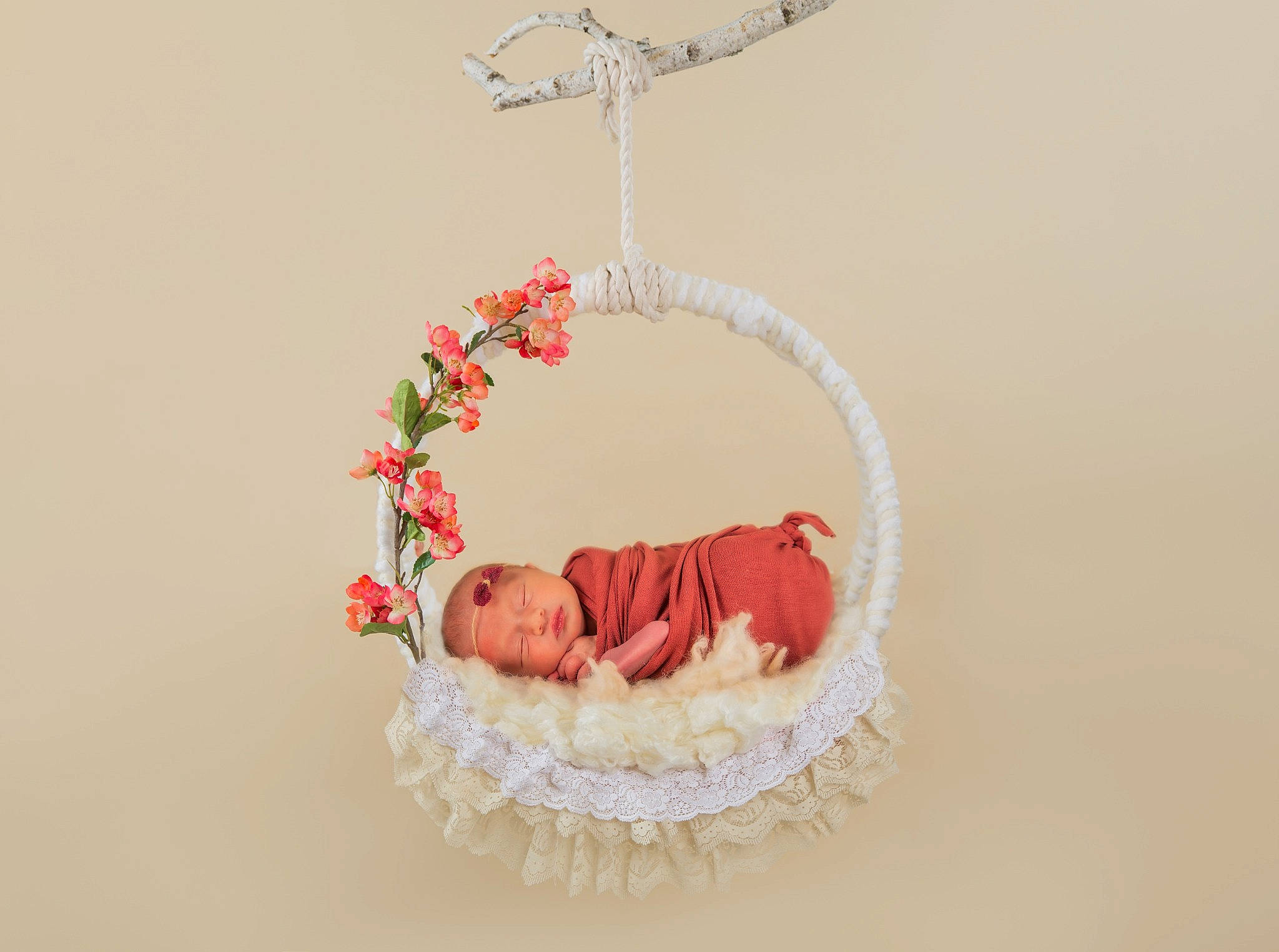 Juliana a rejoint le concours — aidez-le/la à gagner de superbes lots ! art, baby, christmas_decoration, christmas_ornament, creative_arts, cut_flowers, event, fashion_accessory, floral_design, flower, font, headpiece, headwear, human_body, ornament, person, petal, picture_frame, pink, plant