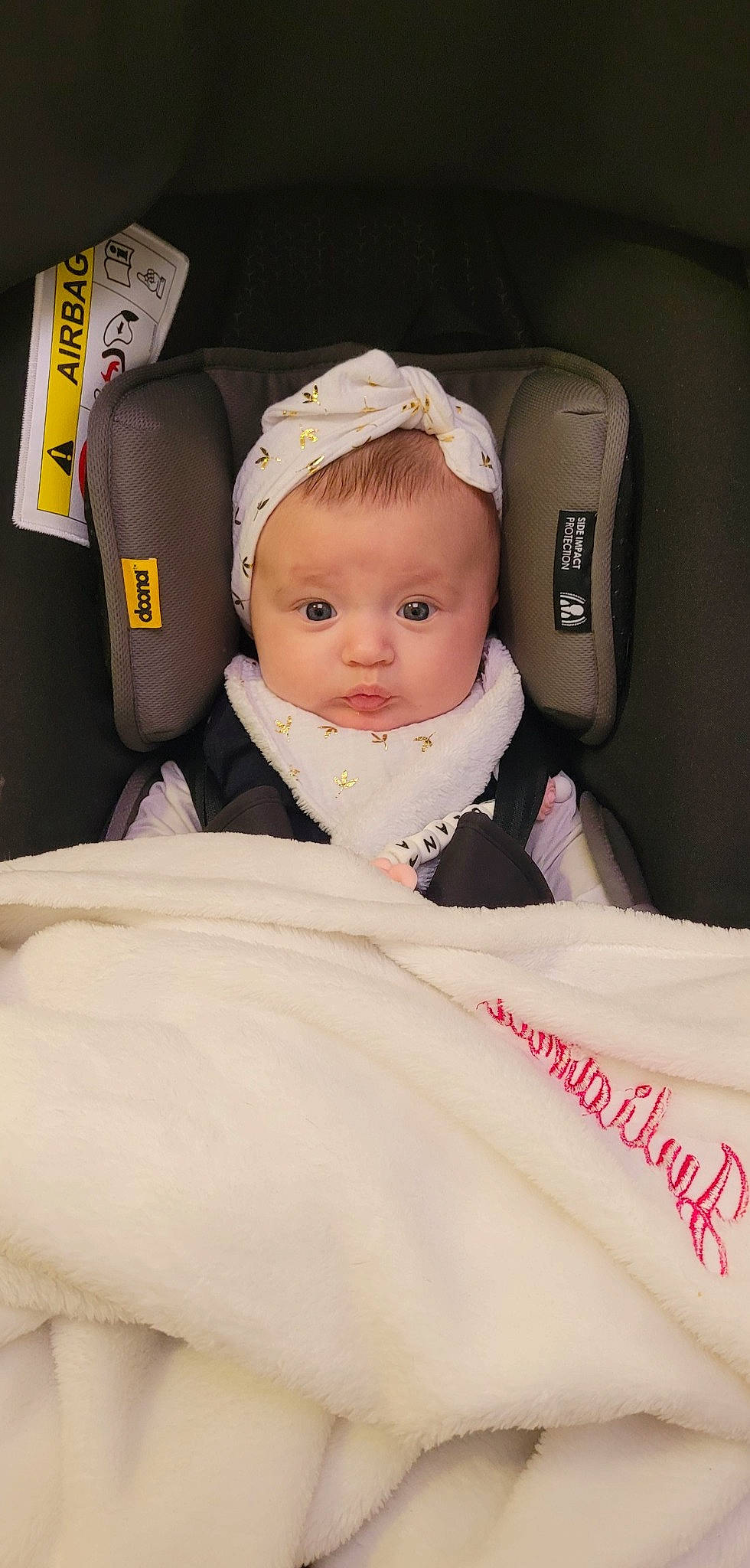 Juliana participe au concours pour gagner de l'argent avec cette photo : baby, baby_carriage, baby_in_car_seat, baby_products, baby_safety, baby_toddler_clothing, bag, car_seat, cheek, child, chin, comfort, fashion_accessory, infant_bed, linens, person, room, sitting, sleeve, toddler