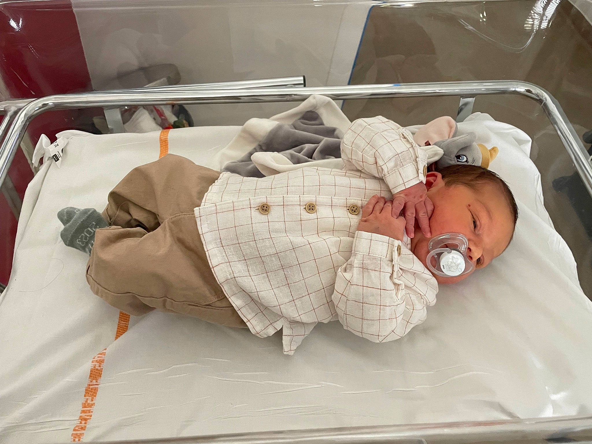 Warën participe au concours pour gagner de l'argent avec cette photo : baby, baby_products, baby_sleeping, bed, bedding, child, childbirth, comfort, event, health_care, hospital, hospital_bed, infant_bed, linens, medical, medical_equipment, patient, person, room, service